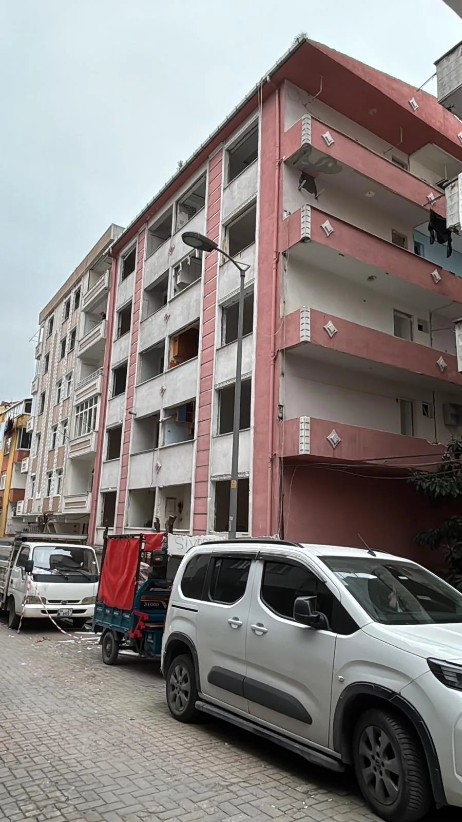 Cengaver Menekşe Apartmanı